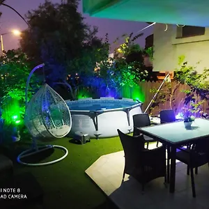 לבקר במלון